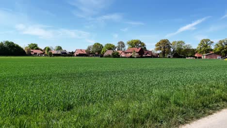 Ländliche-Idylle-In-Der-Niedersächsischen-Landschaft-Mit-üppigen-Grünen-Wiesen,-Bäumen-Und-Bauernhöfen-An-Einem-Sonnigen-Frühlingstag