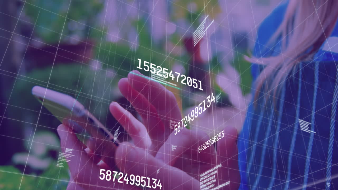 animación de números y letras cambiantes en la sección media de una mujer caucásica que usa un teléfono móvil