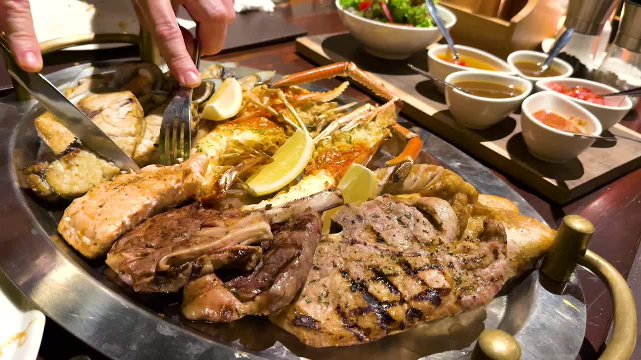 deliciosos mariscos a la parrilla y carne con salsas