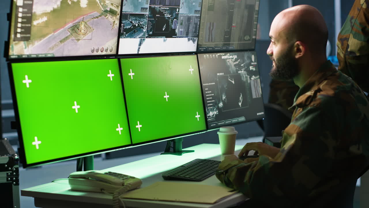 especialista del ejército enfrentando a las fuerzas enemigas usando monitores de maqueta