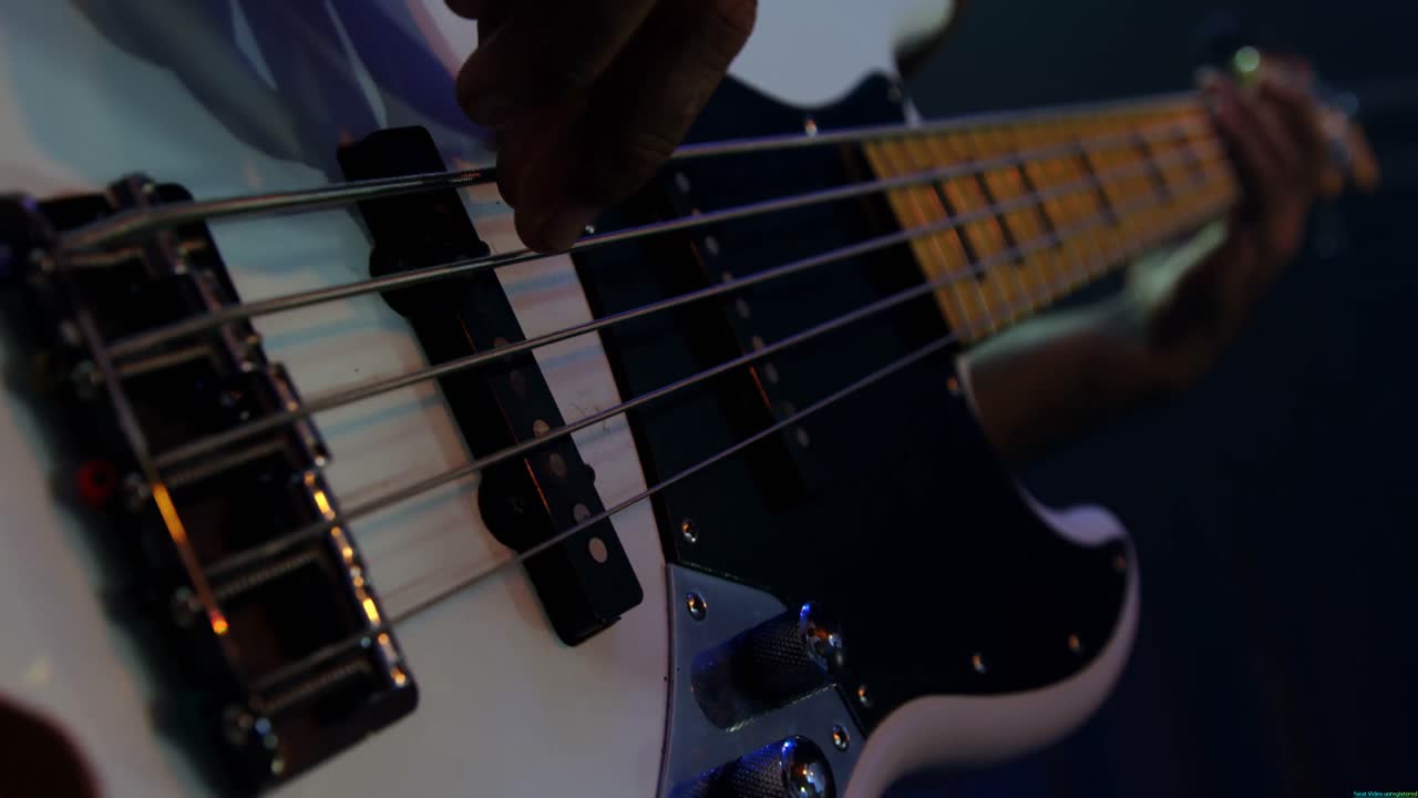 Primo piano di chitarrista che suona la chitarra sul palco 4k