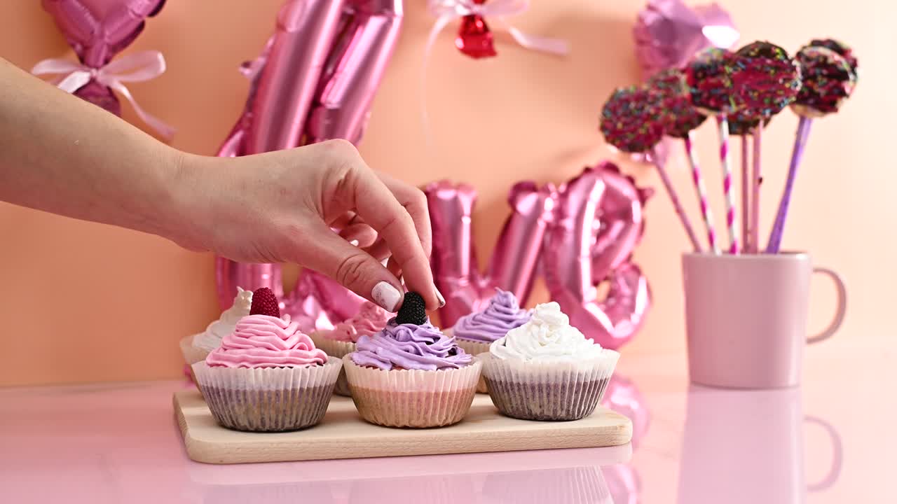 파스텔 분홍색과 밝은 보라색 라벤더 크림과 라즈베리로 컵 케이크를 장식