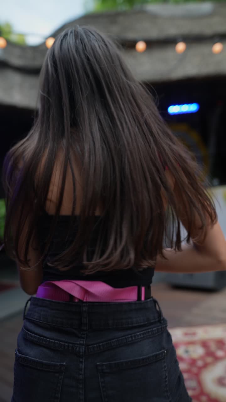 야외 축제 에서 춤 을 추는 사람 들