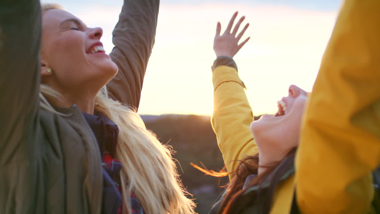 나무가 말하는 이야기를 감상하세요.