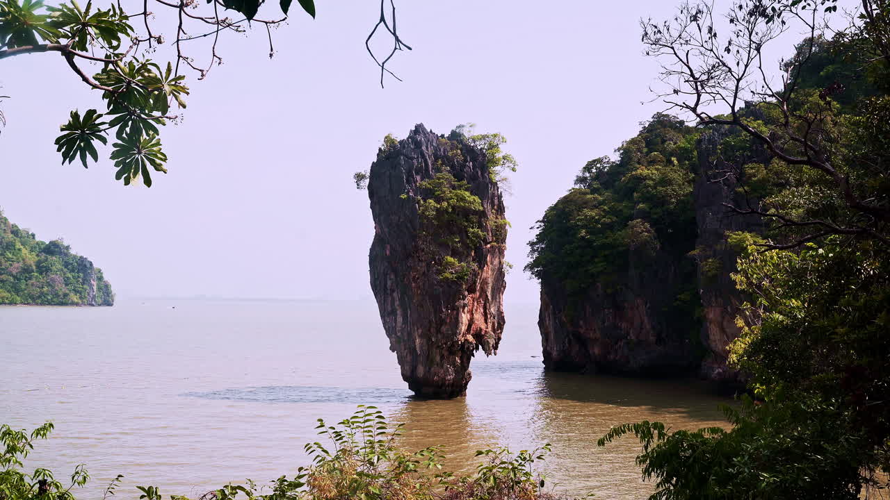 isla de roca pilar con vegetación en la bahía de phang nga en tailandia
