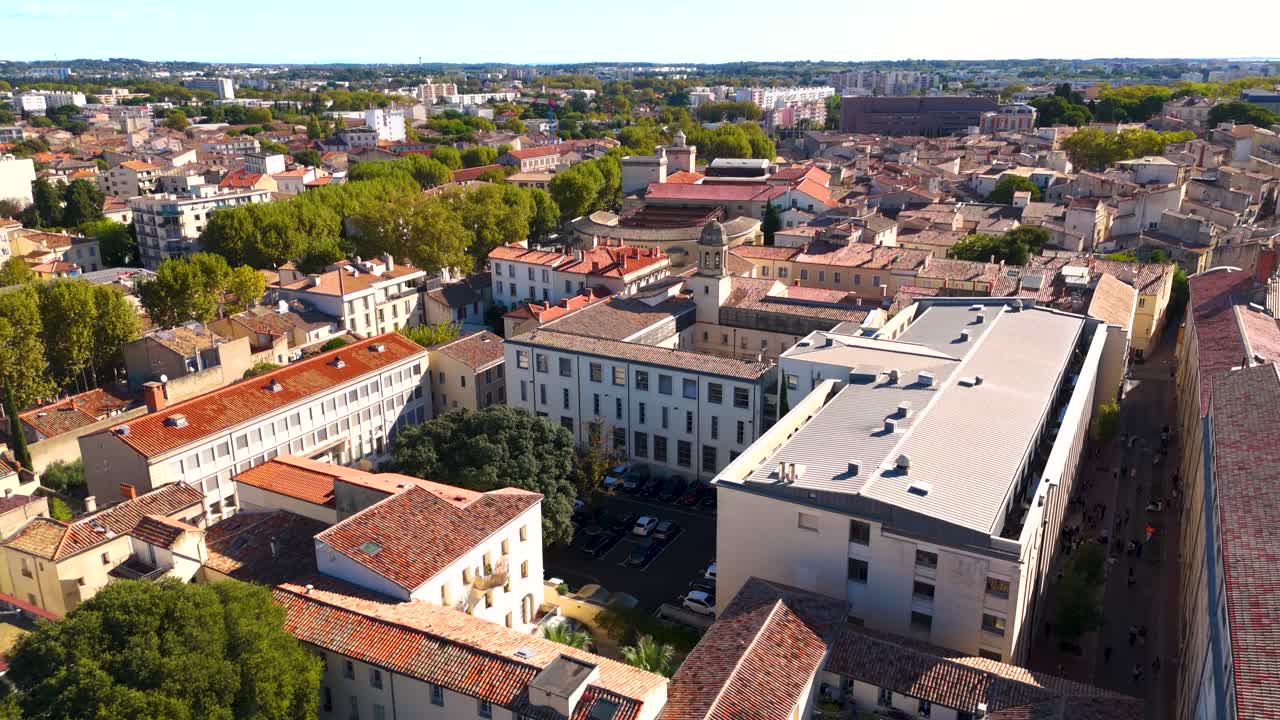 tomada en órbita aérea de la universidad de montpellier rodeada de otros edificios