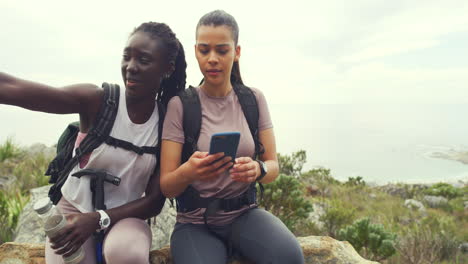 Dos-Mujeres-Usando-Un-Gps-De-Teléfono-Para-Buscar-Direcciones