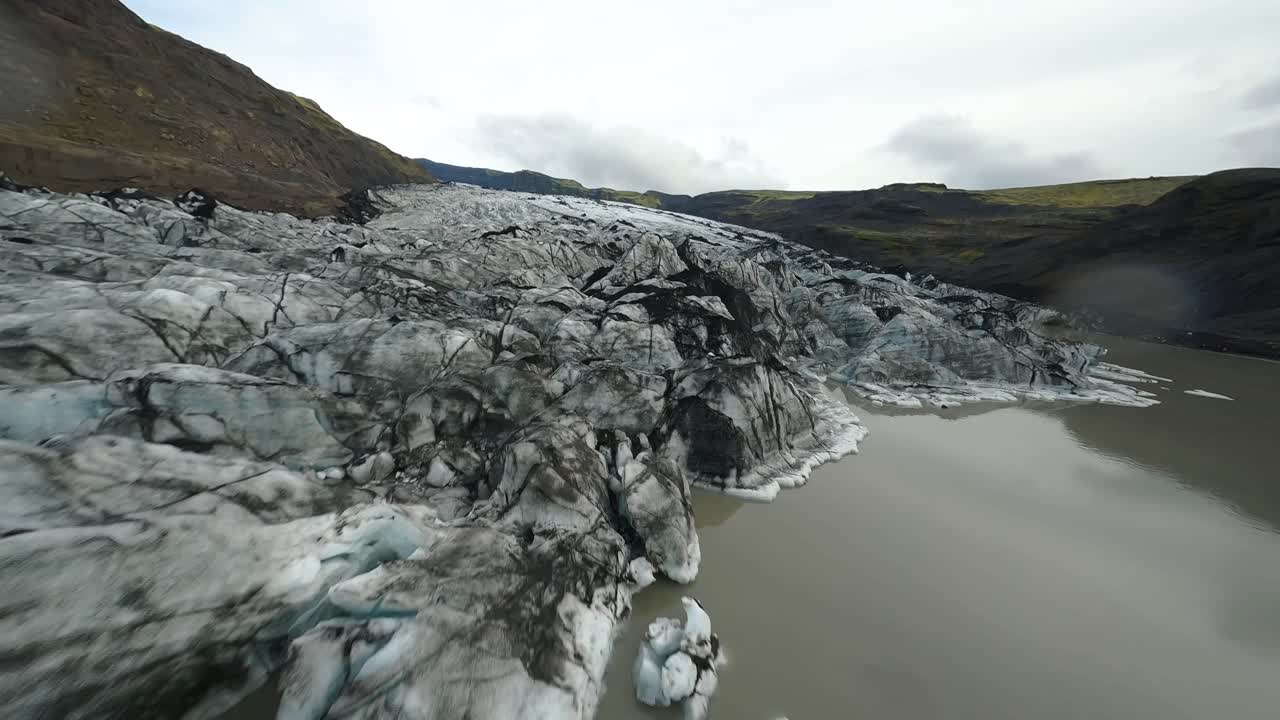 imágenes de drones fpv de cerca del parque nacional de skaftafell