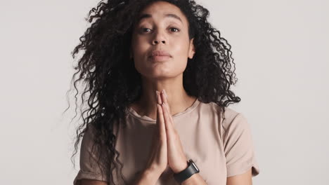 una mujer afroamericana sobre un fondo blanco.
