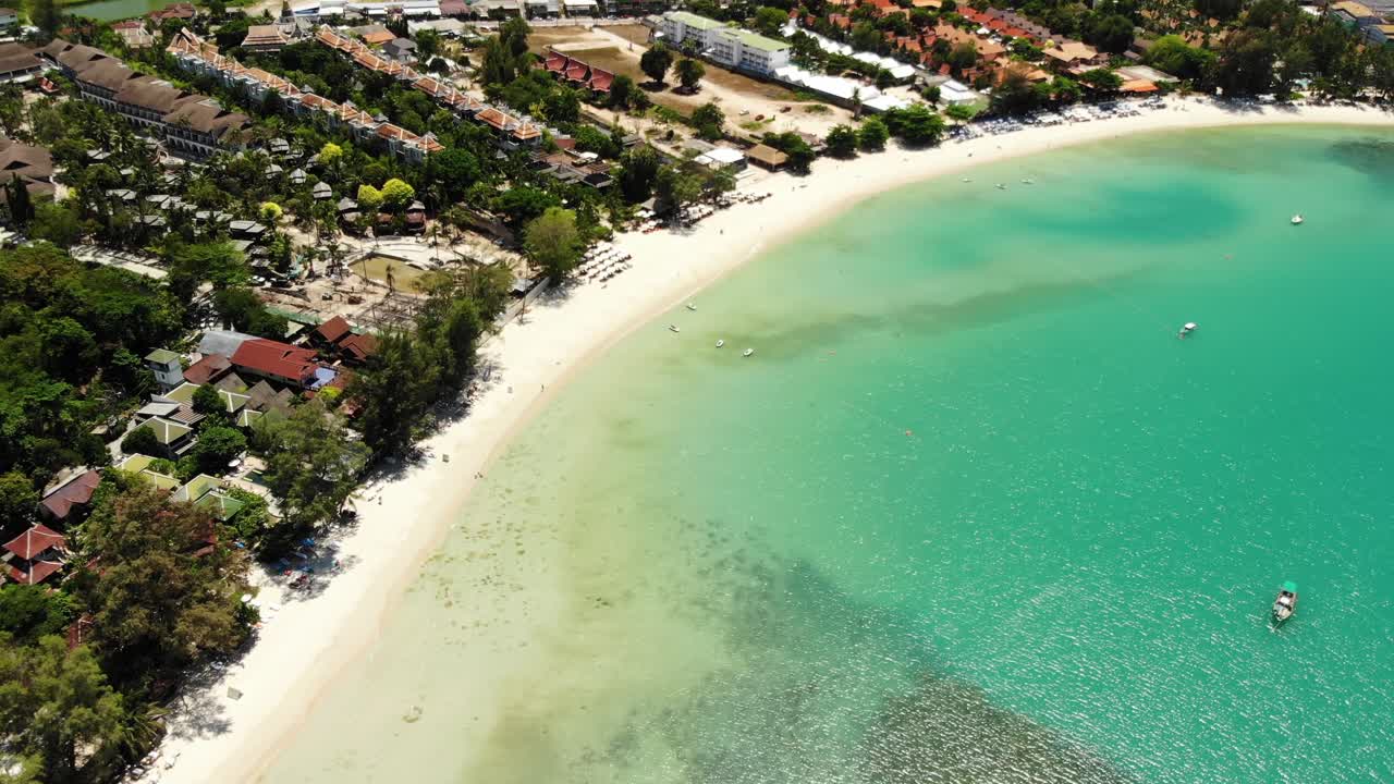 드론으로 태국 코사무이의 놀라운 청모에 해변을 둘러보세요.