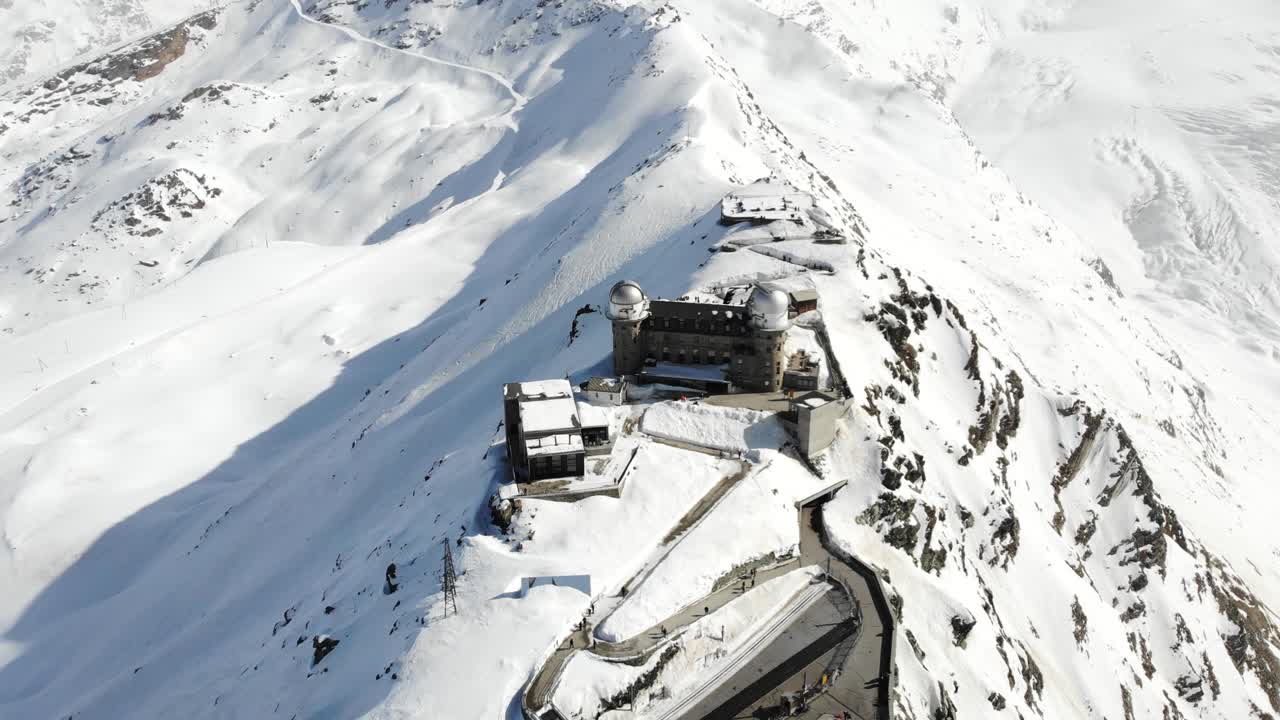 sobrevuelo aéreo sobre la estación de tren de gornergrat con pan hacia las montañas