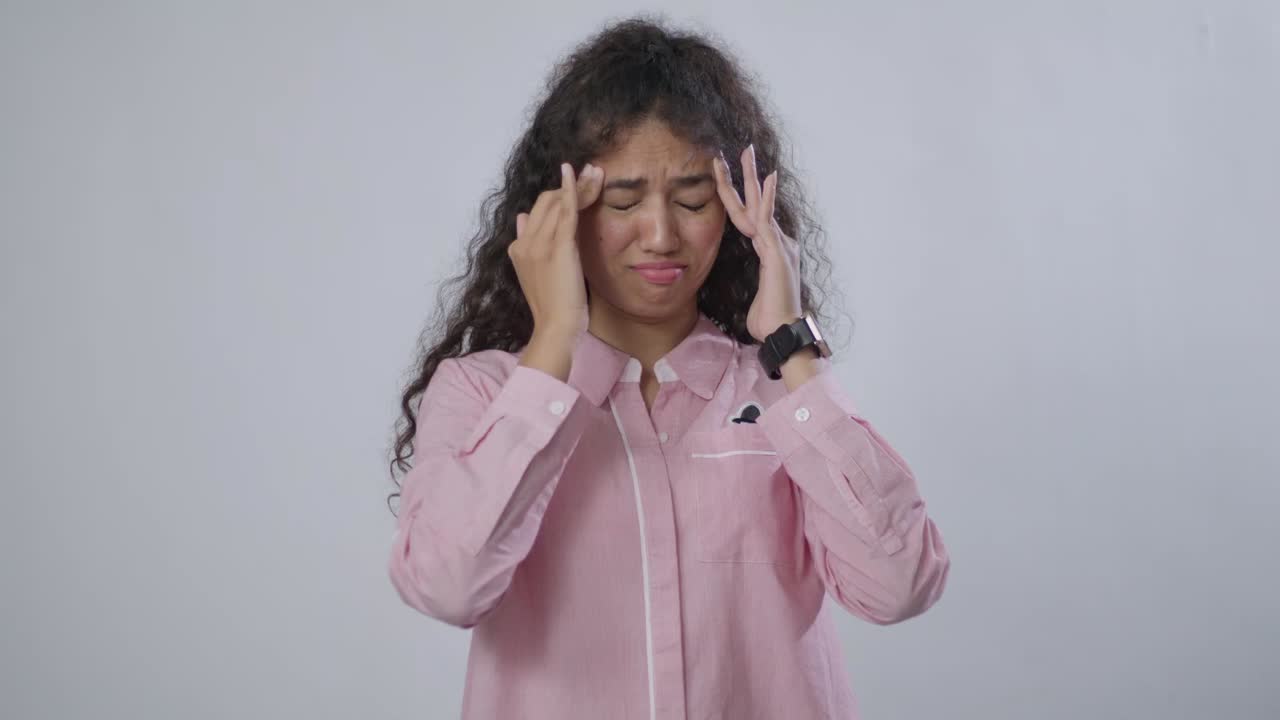 mujer con dolor de cabeza