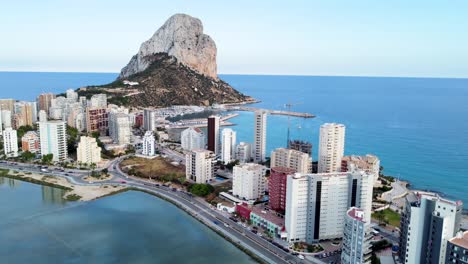 vista panorámica de los edificios en primer plano y en el fondo el parque natural penyal d&#39;ifac en calp, alicante, españa