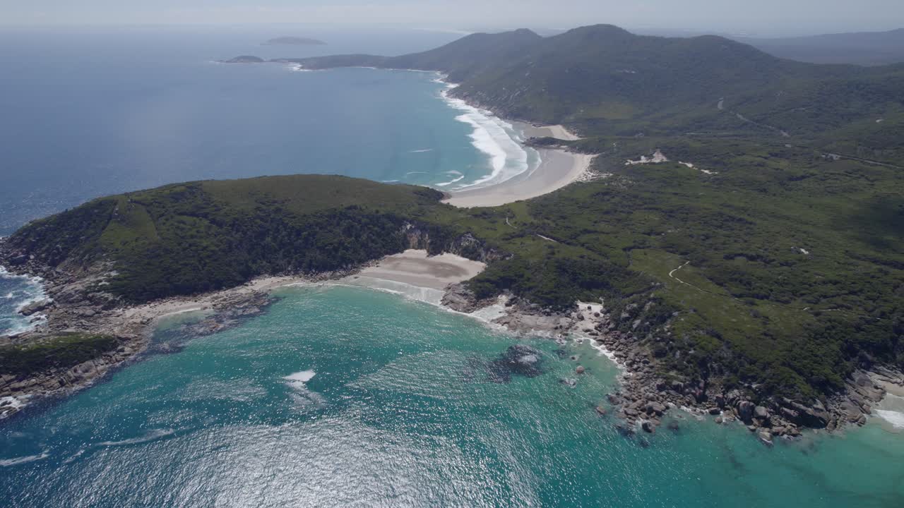 Panoramaudsigt over Leonard Bay og Whisky Bay i Wilsons Promontory, Australien - droneoptagelse.