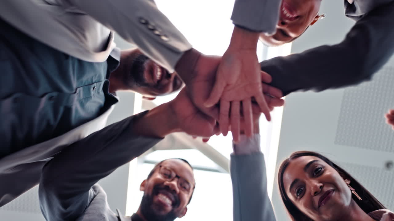 gente de negocios, las manos juntas