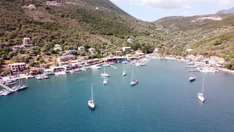 barcos de lujo flotando en el pueblo de mikros gialos, lefkada, grecia - antena