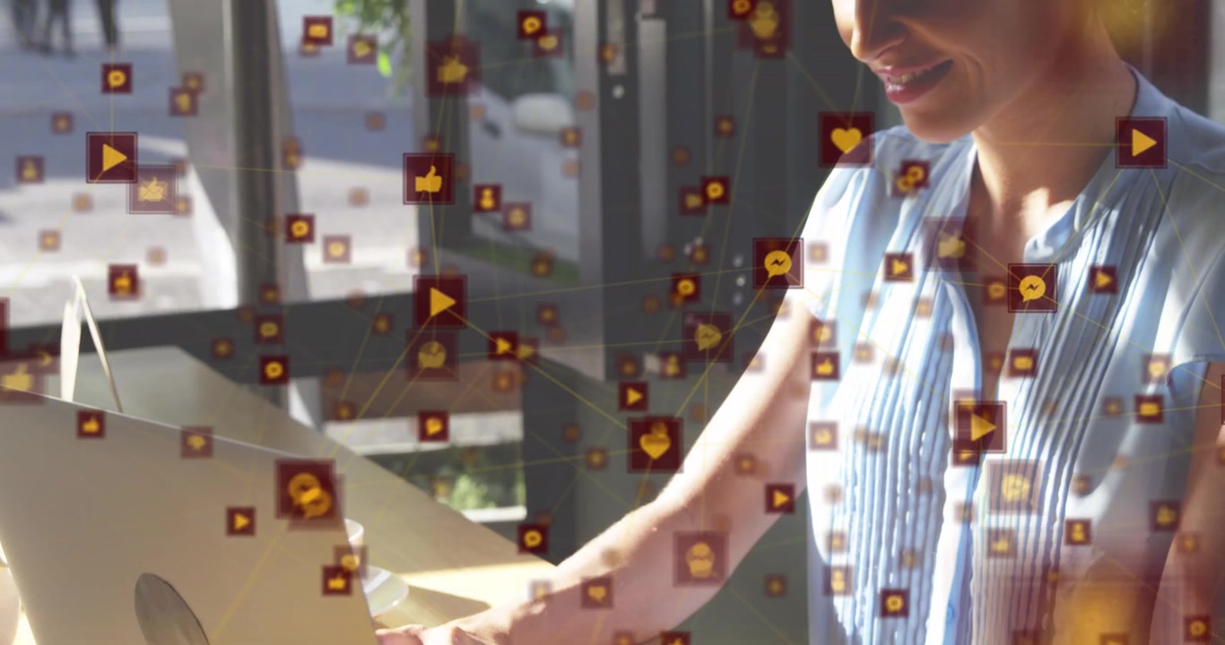 Animazione di elaborazione dati e reti su donna che usa il laptop