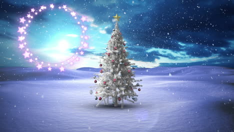 luces de estrellas brillantes decorativas contra los copos de nieve que caen sobre el árbol de navidad en el paisaje de invierno