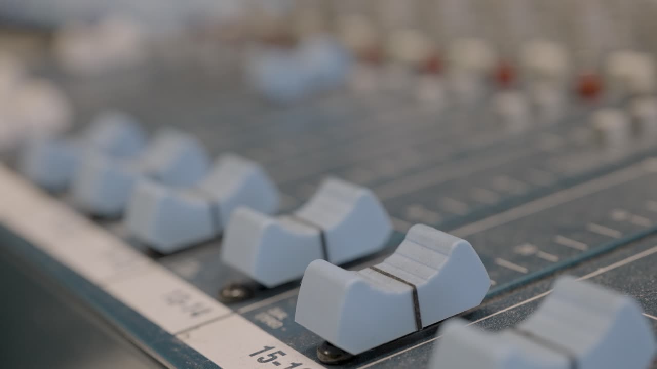 전문 장비의 오디오 컨트롤 노브, 핸드헬드 보기 닫기