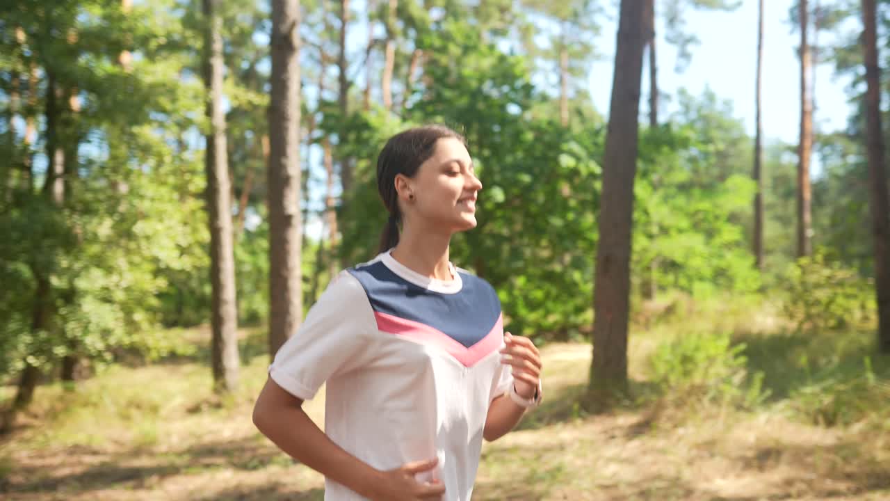 숲에서 조하는 여자