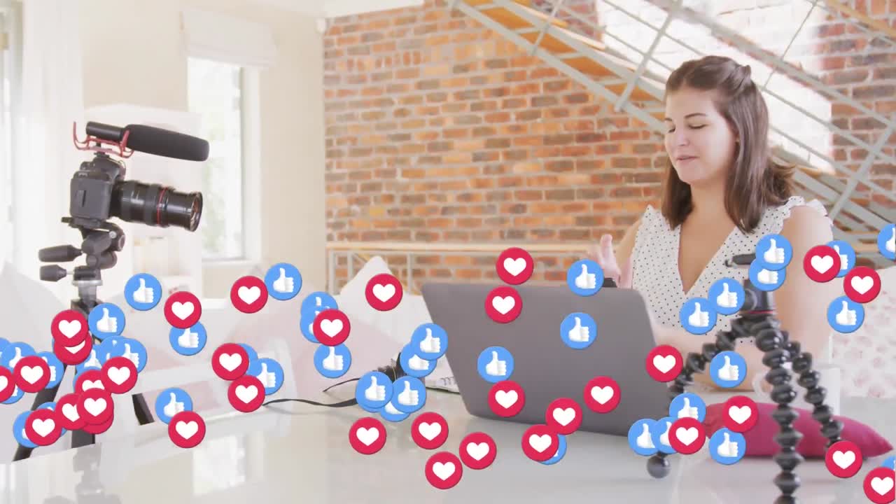 노트북을 사용하여 집에서 블로그를 녹음하는 여성 블로거에 대한 사랑과 같은 아이콘의 애니메이션