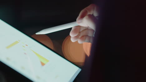 manos cerradas joven mujer de negocios caucásica trabajando hasta tarde usando tableta digital computadora lluvia de ideas creativas planeando un proyecto de inicio fecha límite en un dispositivo móvil pantalla táctil en la oficina por la noche