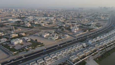 vista de drones de la ciudad de ajman, tráfico urbano y casas tradicionales en los emiratos árabes unidos, imágenes de 4k