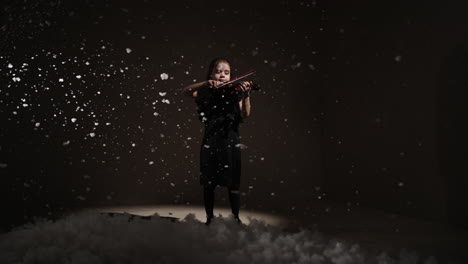 joven tocando el violín en un estudio de nieve