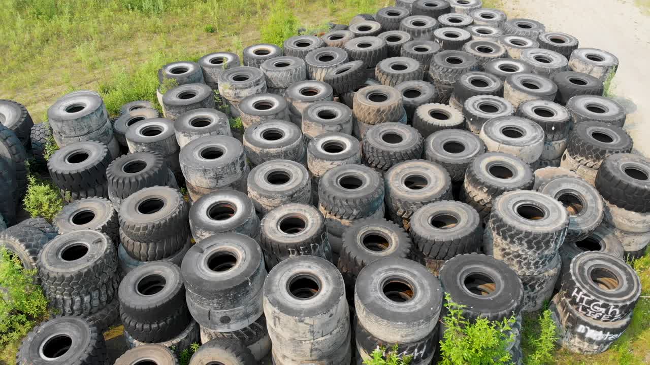 video de dron de 4k de una pila de neumáticos de excavadora gigante descartada en el desierto cerca de fairbanks, ak durante el día de verano-1