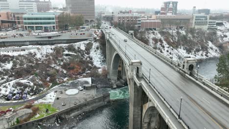 Vista-Aérea-Del-Puente-De-La-Calle-Monroe-En-Spokane-Washington-Con-Una-Capa-Fresca-De-Nieve-En-El-Suelo