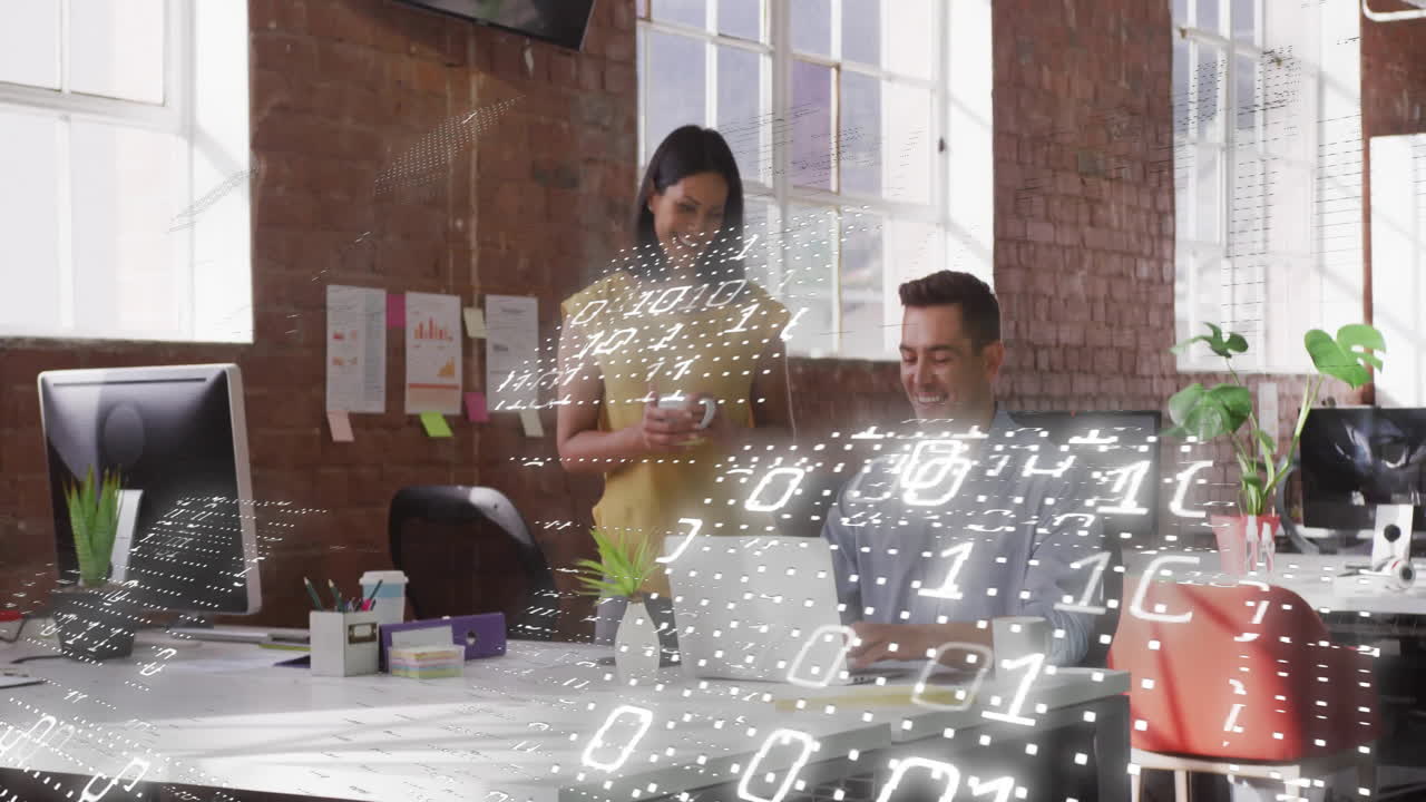 animación de procesamiento de datos de codificación binaria sobre diversas personas de negocios en la oficina.