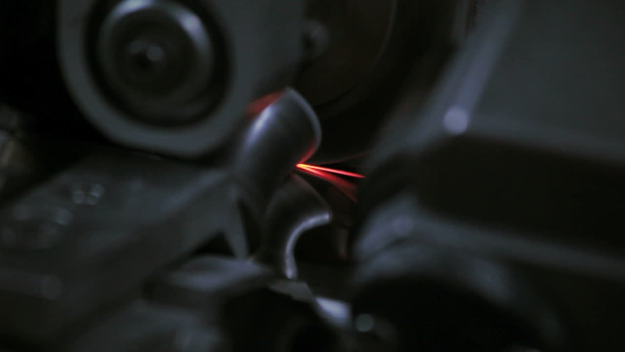 산업 기계 장비에 빨간 스파크. 철강 제조 기계