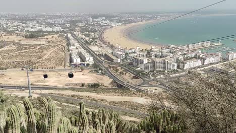 Seilbahn-Der-Seilbahn,-Die-Den-Gipfel-Von-Oufella-Und-Die-Stadt-Agadir-In-Marokko-Verbindet,-Mit-Blick-Auf-Einen-Panoramablick-Auf-Den-Strand-11