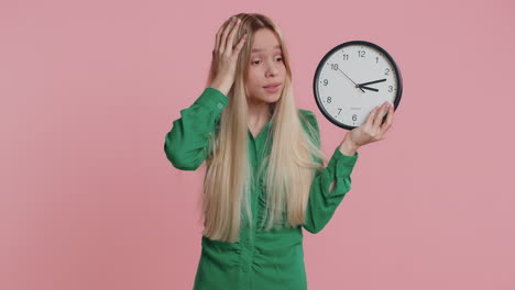 mujer confundida con ansiedad comprobando la hora en el reloj, llegando tarde al trabajo, retrasándose, plazo