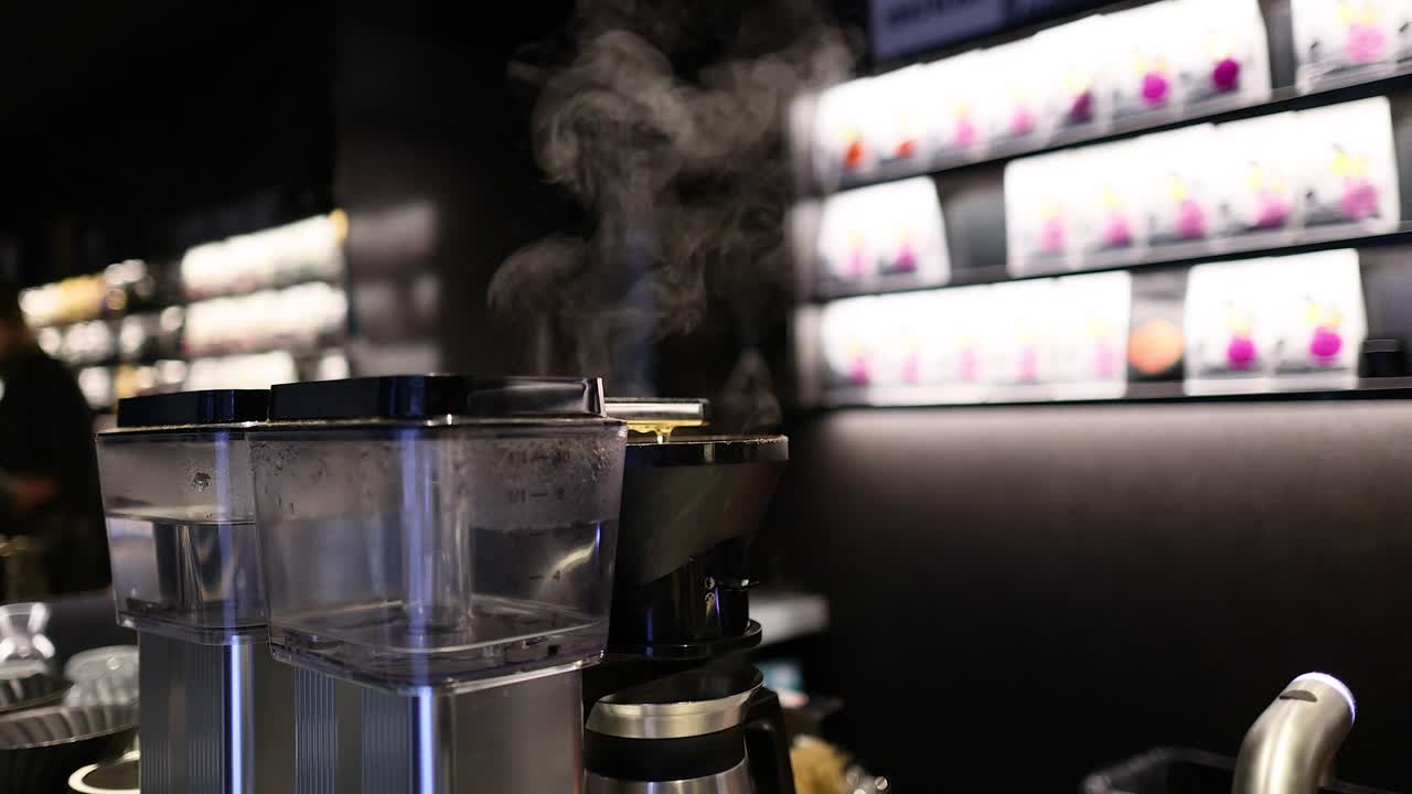 máquina de preparar café con vapor en el café de melbourne