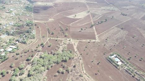 vista aérea de un campo vacío cerca del pueblo en loitokitok, kenia