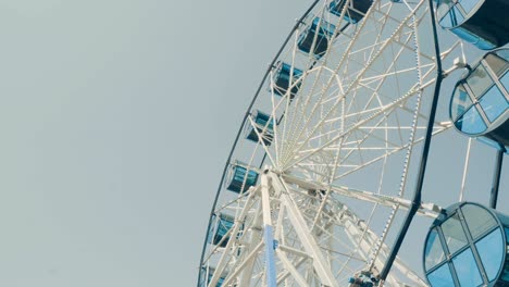 la rueda gigante contra el cielo azul