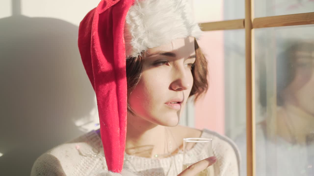 산타 모자 를 입은 여자 와 페인 을 들고 창문  에