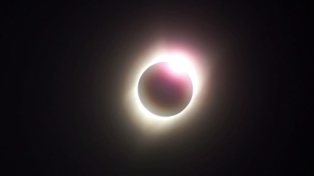 hacer zoom en el efecto anillo de diamante a medida que explota para llenar la pantalla con luz durante un eclipse solar