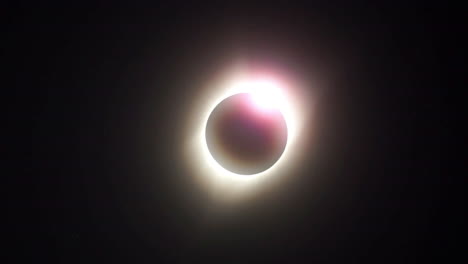 Amplíe-El-Efecto-Del-Anillo-De-Diamantes-Mientras-Explota-Para-Llenar-La-Pantalla-Con-Luz-Durante-Un-Eclipse-Solar.