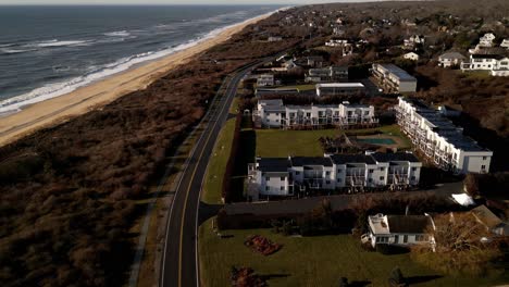 Vuelo-De-Drones-Sobre-La-Costa-Cerca-De-La-Antigua-Carretera-De-Montauk-Al-Amanecer-Durante-El-Invierno