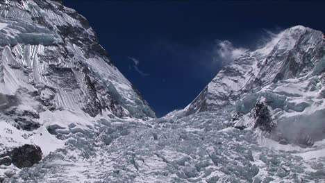 Hacer-Zoom-Sobre-La-Cascada-De-Hielo-De-Khumbu