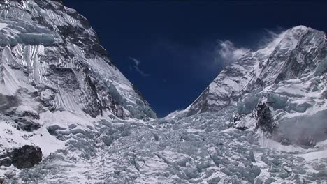 hacer zoom en la parte superior de la cascada de hielo de khumbu
