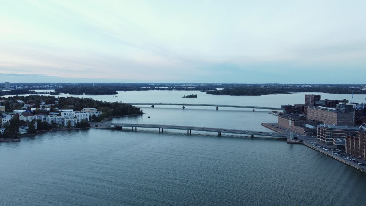 hora azul de la tarde aérea: dos puentes de tráfico en la ciudad báltica, helsinki