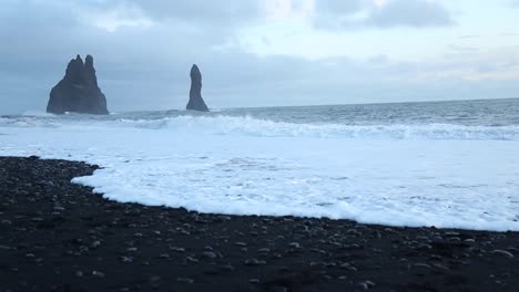 Hincharse-En-La-Playa-De-Arena-Negra