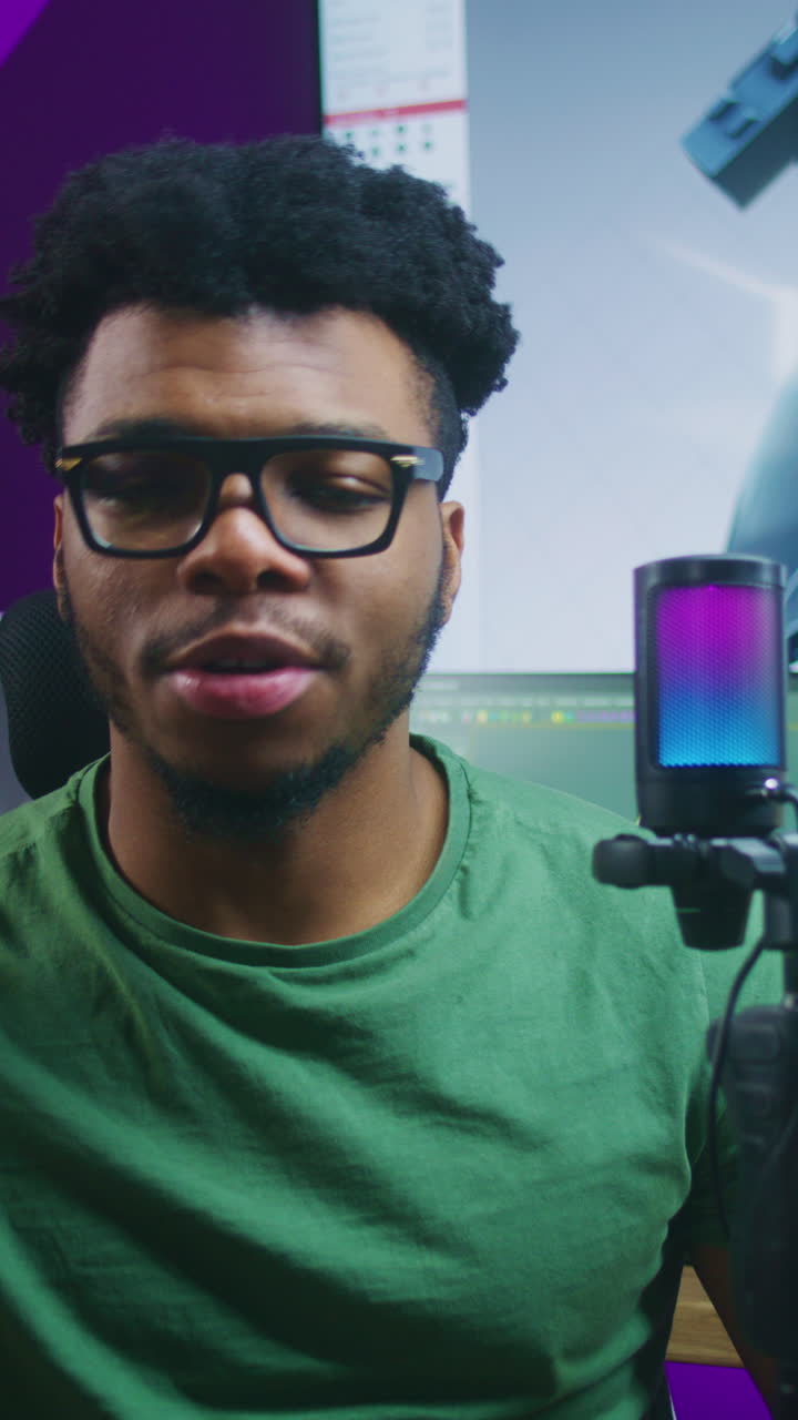 hombre transmitiendo contenido de videojuegos