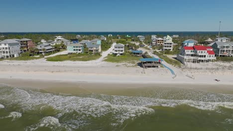 strafe aérea de hermosas playas blancas y condominios en el cabo san blas, florida