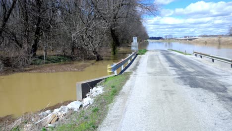 Überschwemmungsschäden-Im-Ländlichen-Süden-Von-Indiana-Mit-Gimbal-Videoschwenk-Von-Links-Nach-Rechts