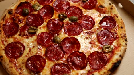 una deliciosa pizza en una caja