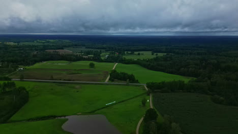 Filmische-Drohnenaufnahmen,-Die-Durch-Wolken-Fliegen,-Mit-Einer-Dramatischen-Landschaft-Darunter,-Aus-Der-Luft